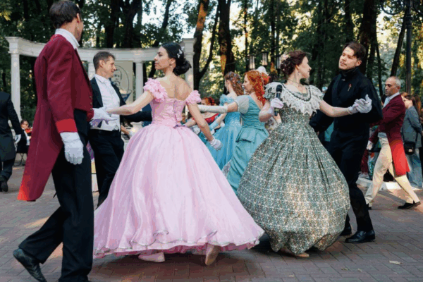 В Брянске прошел Толстовский бал с танцами и музыкой XIX века