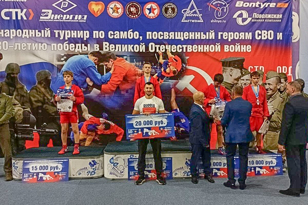 Самбист Архип Долженко завоевал золотую медаль ви привез в Брянск