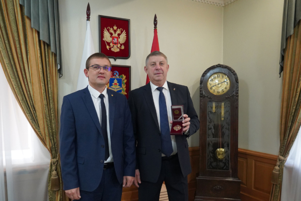 Губернатор Брянской области Александр Богомаз получил Почетную награду от жителей ЛНР