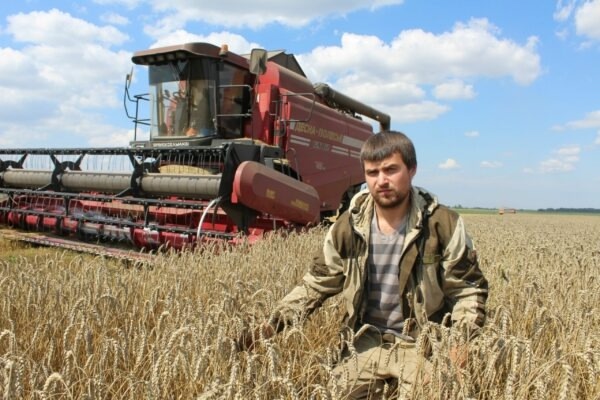 Секрет успеха выпускника Комаричского механико-технлогического техникума, механизатора Сергея Бабошина – в его трудолюбии и ответственности