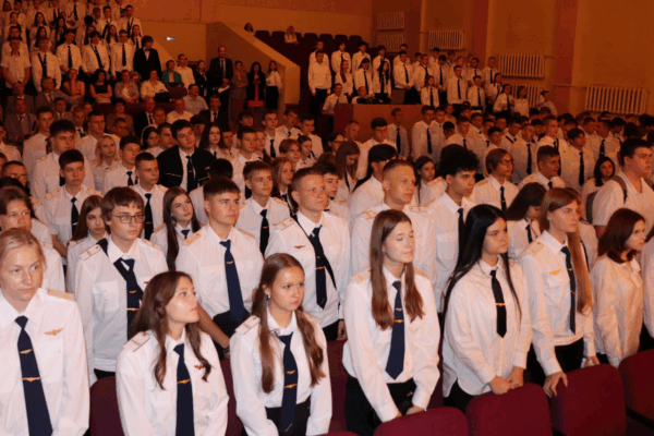 В Брянске железнодорожники отметили День знаний, поздравив студентов