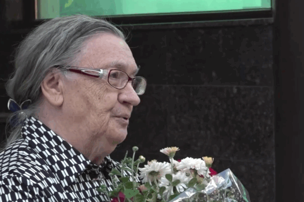 Легендарную спортсменку и жительницу блокадного Ленинграда Самотёсову поздравили артисты Брянской филармонии