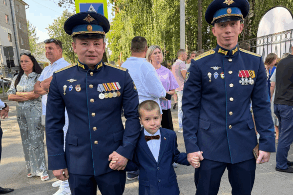 В Брянске сына героя СВО в школу проводили боевые товарищи отца