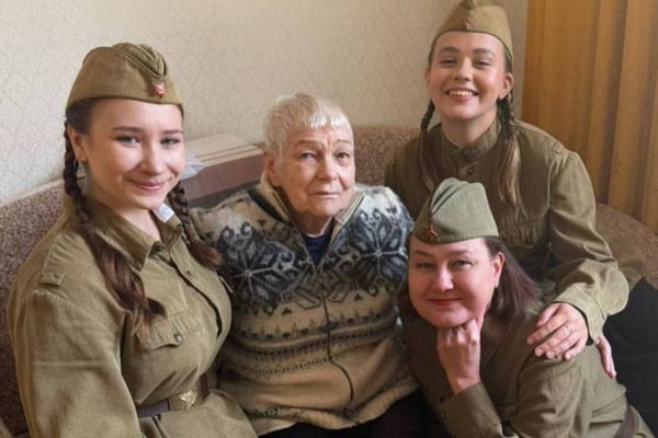 Актёры Брянского драмтеатра поздравили ветеранов