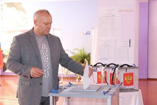 Валентин Суббот, возглавляющий Брянскую областную думу, принял участие в голосовании