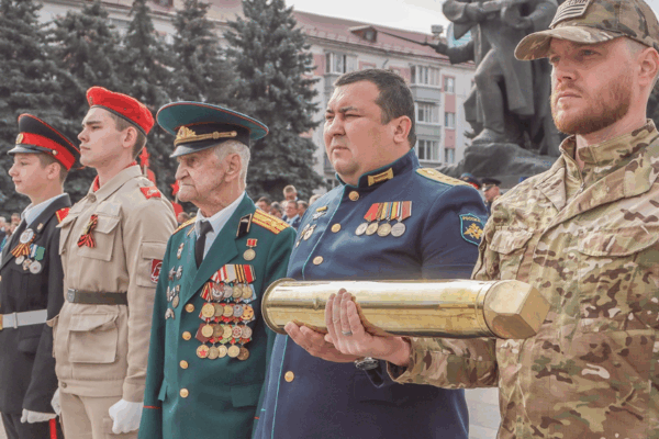 В Брянске защитникам Отечества вручили стреляную гильзу с героической землей