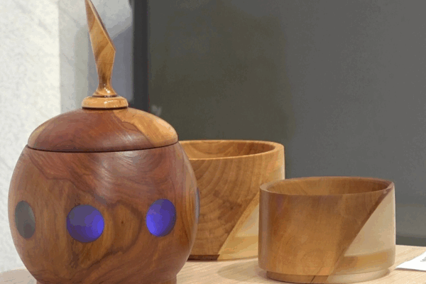 Выставку деревянных изделий представил народный мастер Петрушин