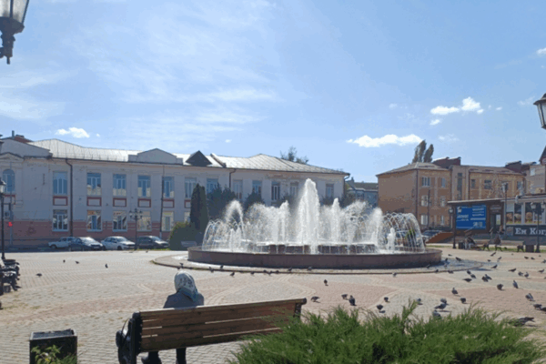 В Клинцах преобразили площадь у фонтана «Центральный»