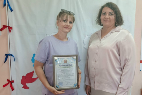 В отделе социальной защиты Комаричского района состоялось торжественное вручение областного материнского капитала многодетной маме