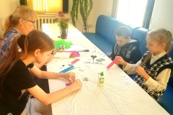 В клубе многодетных семей «СемьЯ», действующем при Комплексном центре социального обслуживания населения Комаричского района прошел для детей мастер-класс