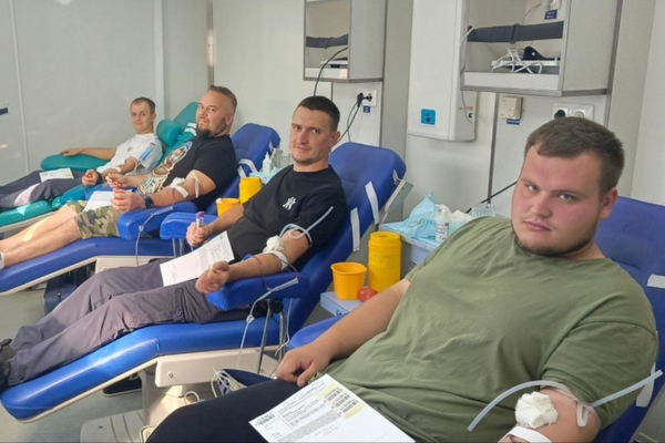 Брянские ветераны СВО сдали кровь на мобильной станции переливания