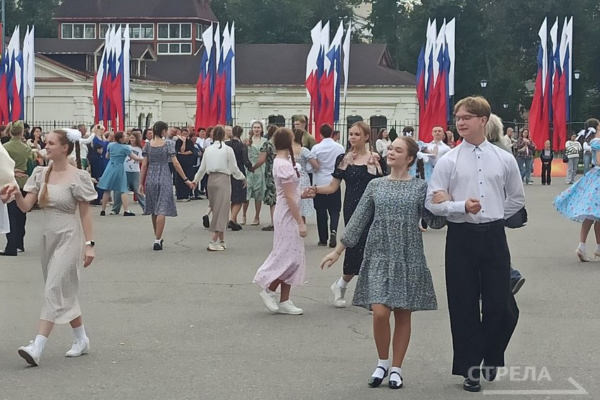 В Брянске у ДК БМЗ прошел арт-парад «Брянский край – немеркнущая слава!»