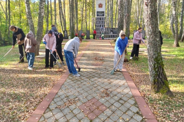 Комаричские школьники ухаживают за территорией воинского захоронения