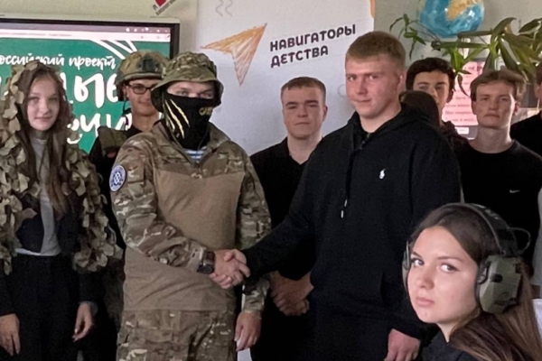 В рамках Всероссийской патриотической акции «Связующая нить» в МБОУ Комаричской СОШ №2 состоялась встреча с участником СВО