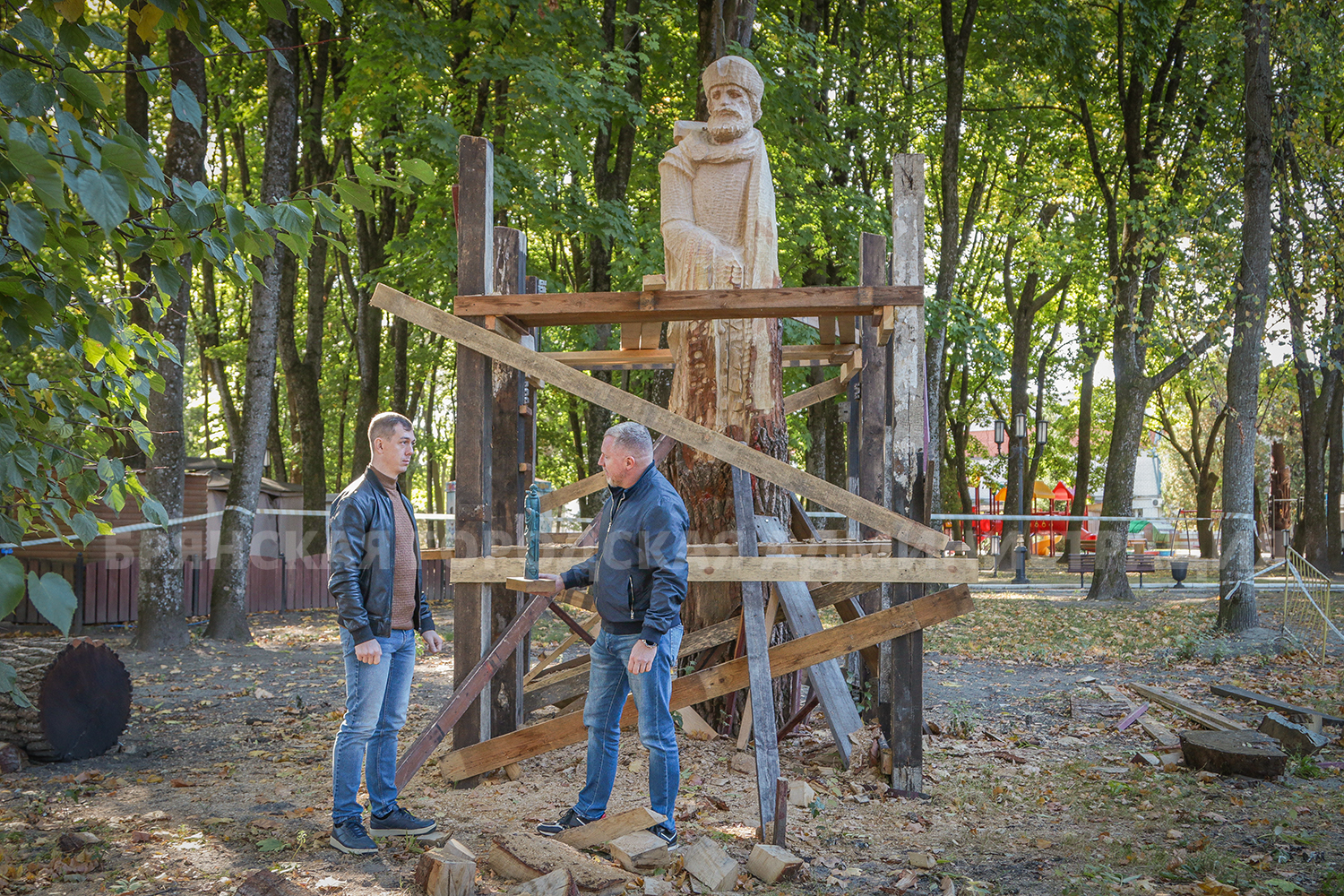 В Брянске в парке Толстого появилась новая деревянная скульптура