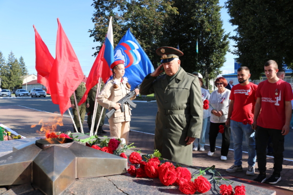 Комаричане  возложили цветы к Аллее Героев в память об освободителях района