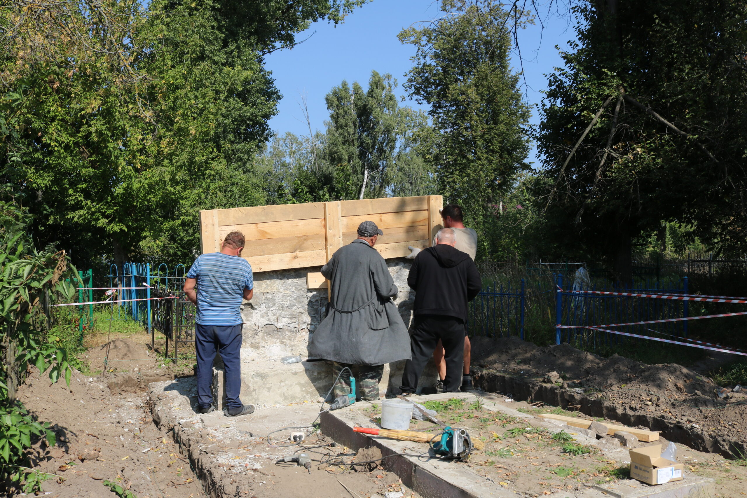 В посёлке Комаричи реализуется важный проект в рамках инициативного бюджетирования по реставрации памятника