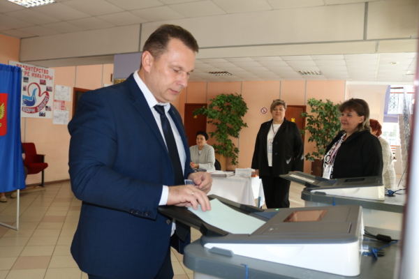 Глава администрации Комаричского района Николай Скрипин одним из первых выразил свою гражданскую позицию