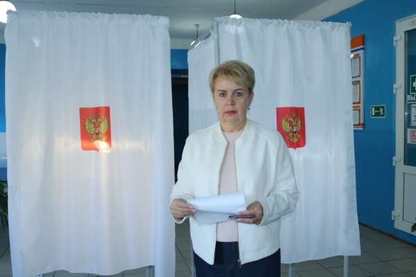 Глава Комаричского района приняла участие в голосовании на избирательном участке в поселке Комаричи