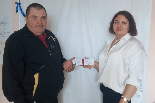 В отделе социальной защиты населения Комаричского района чествовали Лешкова Николая Николаевича, награжденного Почетной грамотой Губернатора Брянской области