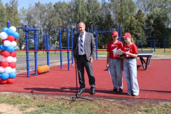 В Дубровке торжественно открыли новую спортивную площадку