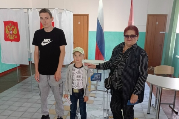 Пример семейного патриотизма на выборах в Лопандино