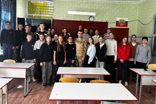 В Комаричском районе ученики школы встретились с участником СВО