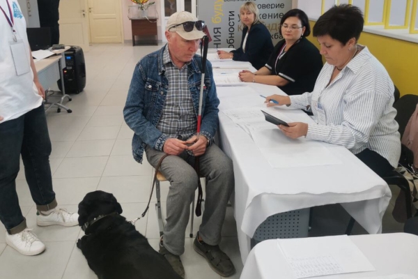 В Брянске на избирательный участок пришел житель с собакой-поводырем