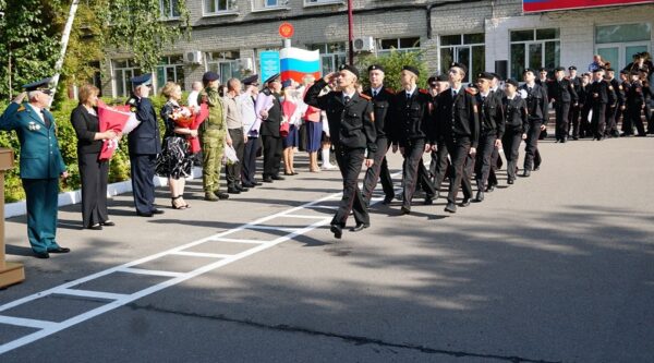 Росгвардейцы поздравили кадет подшефной школы с Днём знаний