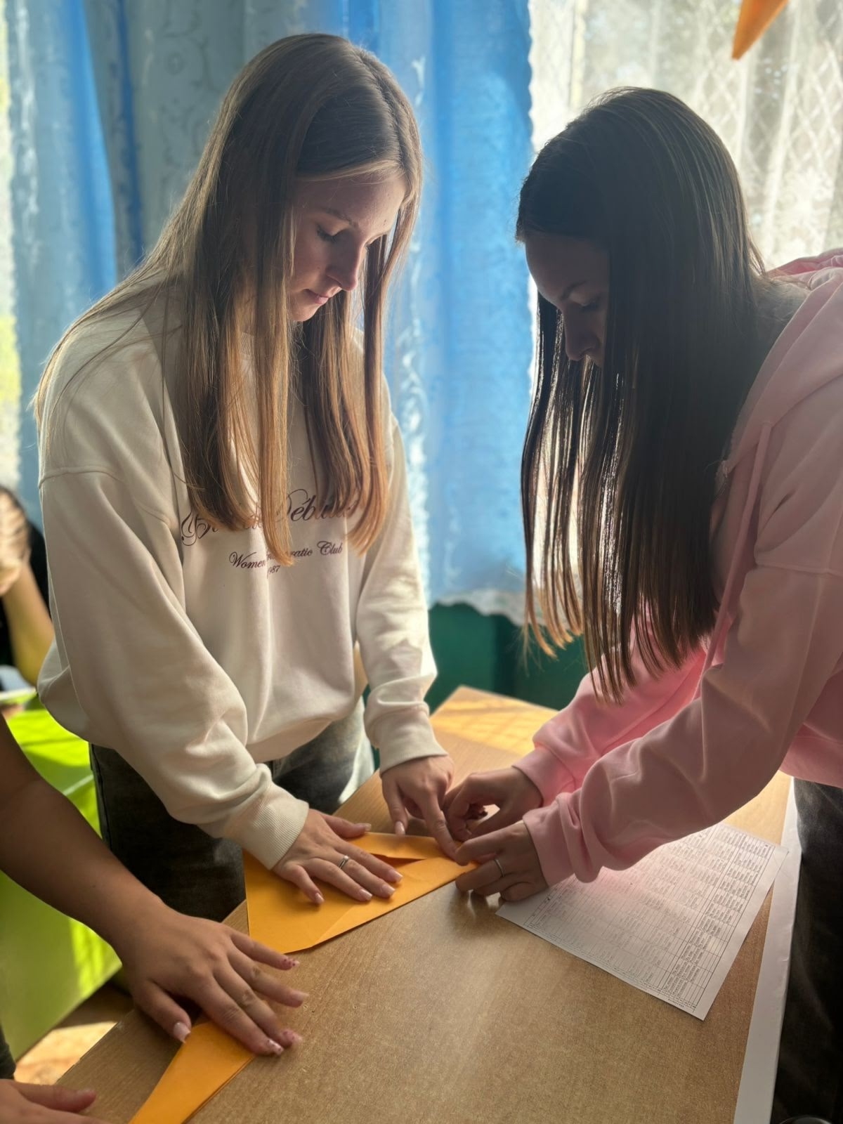 Выпускники Бочаровской СОШ Комаричского района  создают самолётики с напутствиями для первоклассников