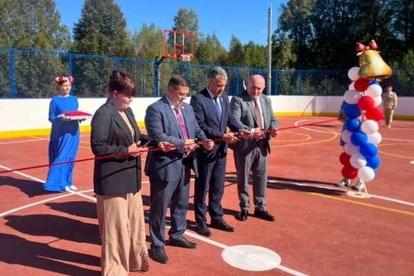 В брянском поселке Бытошь появилась современная спортплощадка с умными технологиями