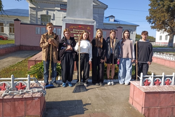 Ребята 9-б класса Комаричской СОШ №1 приняли участие в субботнике «Зеленая Россия»