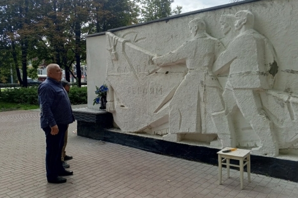 В сквере Металлургов в Брянске обновляют барельеф