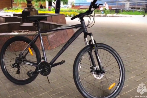 Брянскому спасателю, пострадавшему при тушении пожара и получившему ожоги, вручили новый велосипед