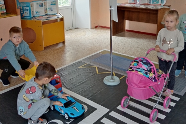 Дорожная азбука для самых маленьких: занятие в Комаричском детском саду №2