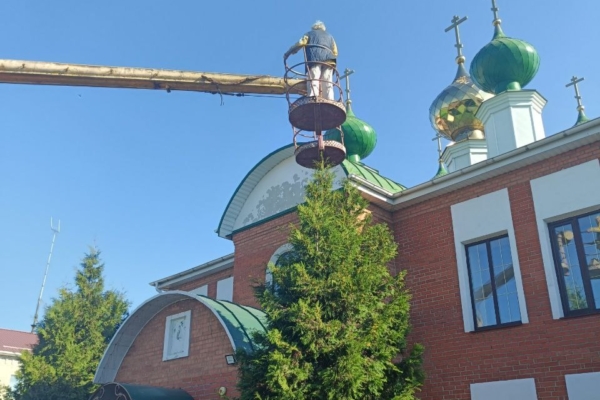 Троицкий храм в поселке Комаричи обновляется