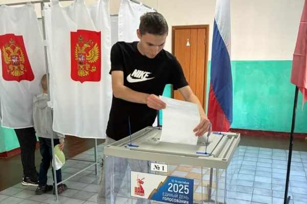 Комаричская молодежь активно голосует на выборах