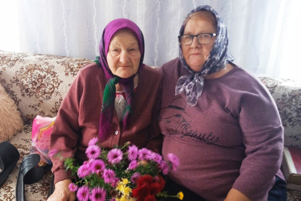 Сердечное тепло в День пожилых людей: библиотекарь Литижской сельской библиотеки навестила старейших жительниц села