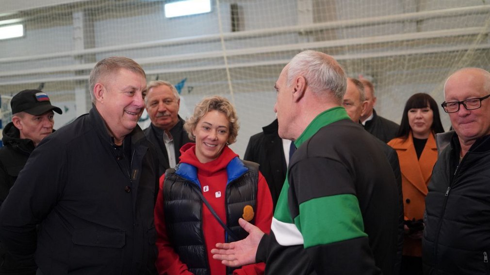 Губернатор Александр Богомаз вместе с Ольгой Зайцевой посетили спортобъекты Стародуба