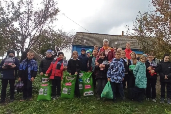 «Лапки, которые требуют любви и заботы»: Комаричская СОШ №2 подарила надежду бездомным животным
