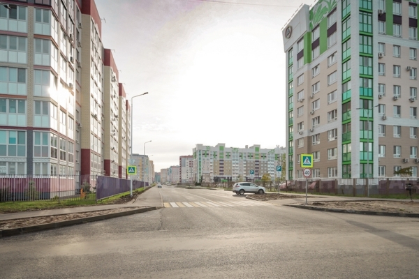 На территории бывшего аэропорта в Брянске продолжается активное строительство дорожной инфраструктуры