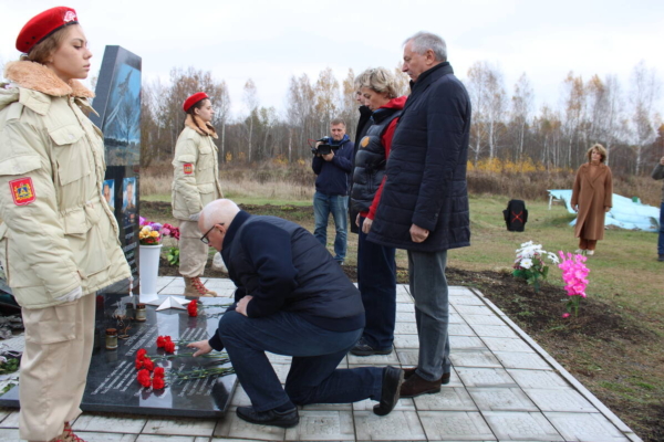 Делегация из Москвы почтила память лётчиков в Стародубском районе