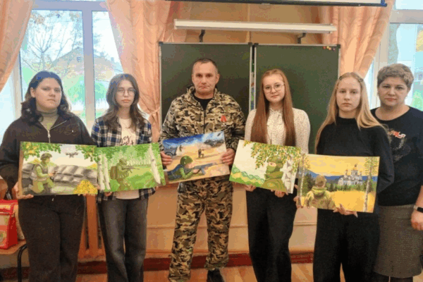 В Сураже дети создавали портреты героя ко Дню отца