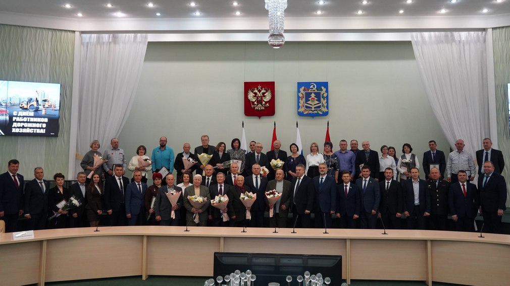 Губернатор Александр Богомаз поздравил в Брянске сотрудников и ветеранов дорожной отрасли