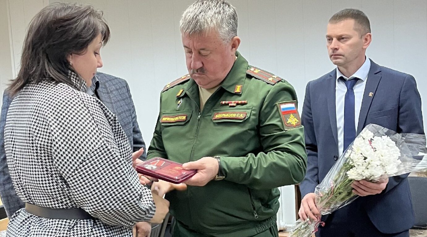 В Сельцо родственникам погибших героев вручили государственные награды