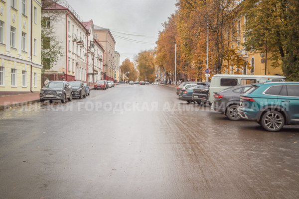 На улице Горького строители завершают возведение подпорной стены