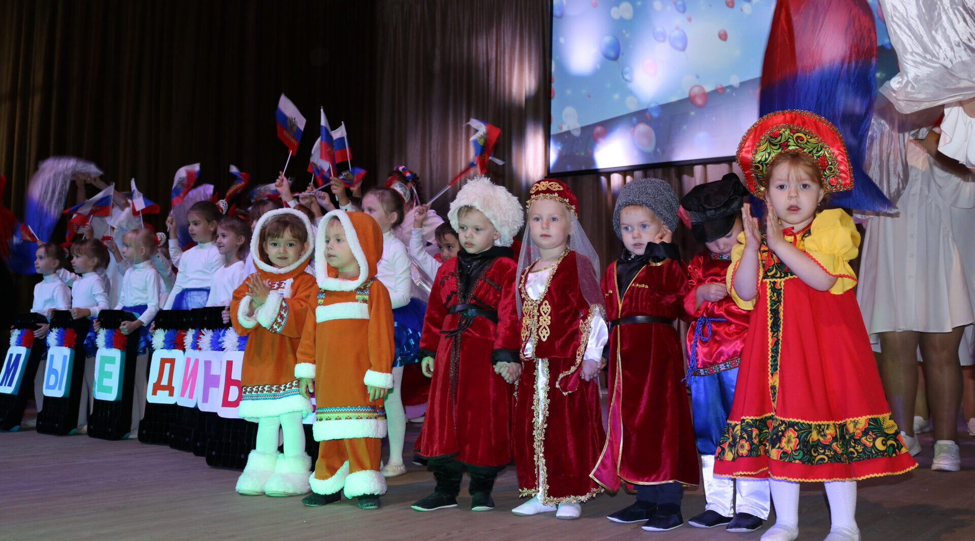 В России славен единством народ, где с детства в сердце ты патриот