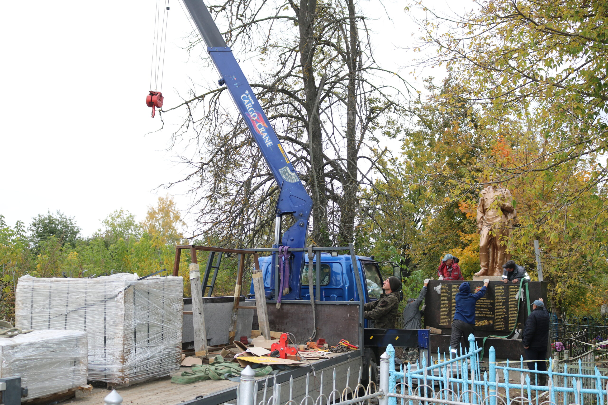 В Комаричском районе продолжаются работы по благоустройству памятника