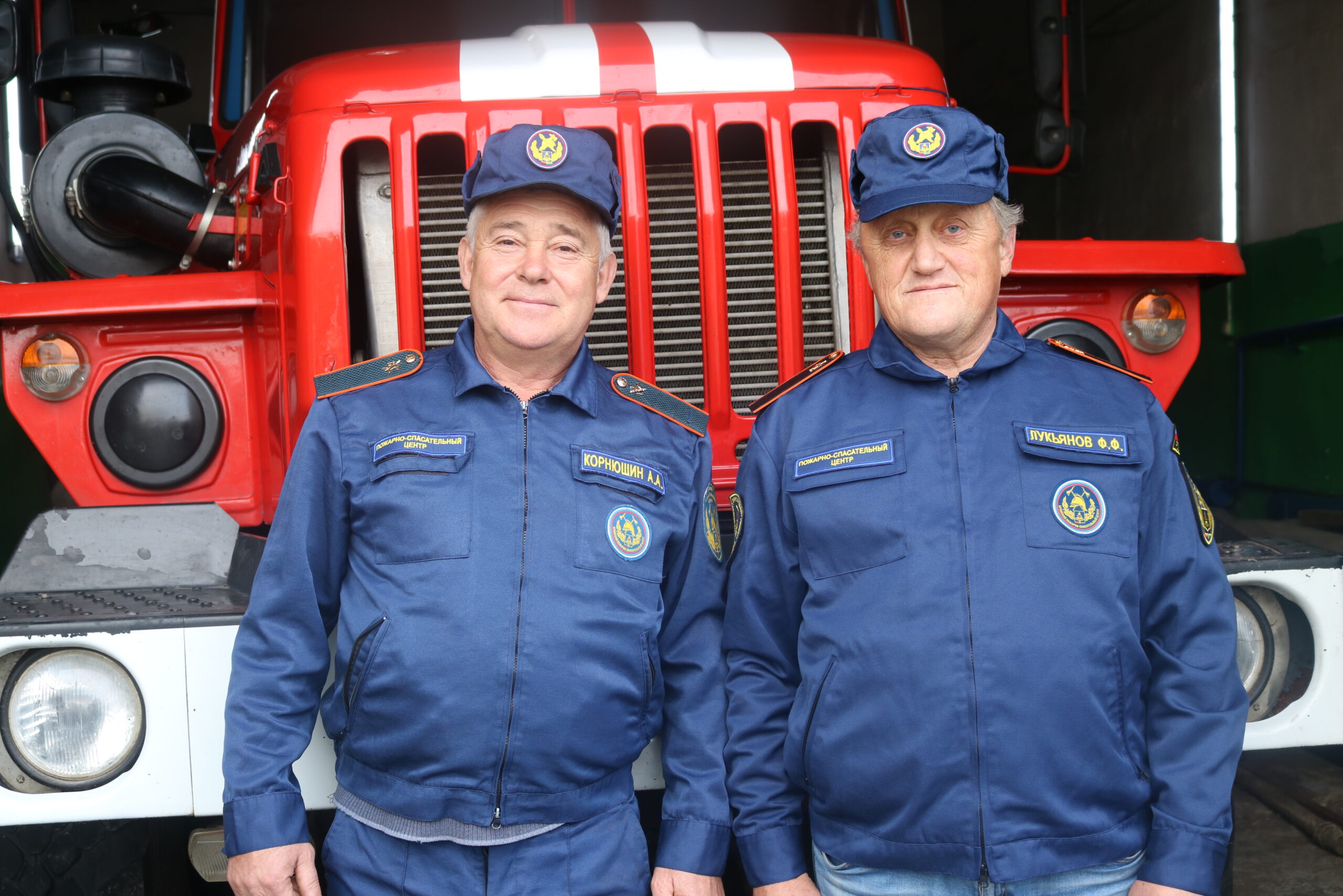 На страже безопасности: комаричские водители пожарной машины  – Федор Лукьянов и Александр Корнюшин