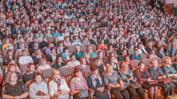 Брянских педагогов поздравили с Днем учителя